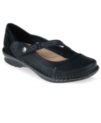 Makeover your look in an instant with the warm vintage leather of Earth's Adler flats. They feature a padded heel, latex arch support and a breathable lining for a look that's just as comfy as it is stylish. Makeover your look in an instant with the warm vintage leather of Earth's Adler flats. They feature a padded heel, latex arch support and a breathable lining for a look that's just as comfy as it is stylish.