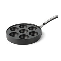 A nonstick surface and fantastic heat distribution earn this Simply Calphalon Nonstick puff pancake pan a spot in your kitchen. A nonstick surface and fantastic heat distribution earn this Simply Calphalon Nonstick puff pancake pan a spot in your kitchen.