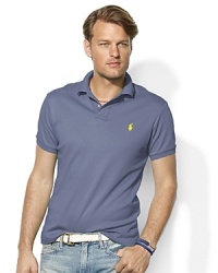 Classic-fitting, short-sleeved polo shirt, cut for a comfortable fit. Classic-fitting, short-sleeved polo shirt, cut for a comfortable fit.