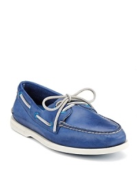 The classic boat shoe, hand-sewn for a crafted look and feel. Leather lace closure and detail along the sides, moc toe with contrast stitching and contrast rubber sole. The classic boat shoe, hand-sewn for a crafted look and feel. Leather lace closure and detail along the sides, moc toe with contrast stitching and contrast rubber sole.