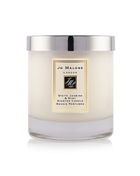 This enchanting essence, inspired by a sun-drenched morning in an English country garden, perfectly captures the scent of jasmine, lily, orange flower and rose on the morning breeze. An unexpected twist of soft and sensual wild mint stimulates the senses and teases the palette in this elegant and eccentric fragrance. The White Jasmine & Mint Home Candle infuses any room with evocative scent and lasts for hours. An everyday luxury, it brings warmth to any environment. 200g.