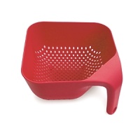 This ergonomically designed Joseph Joseph colander offers a with large vertical grip for stable handling. Square corners allow for more careful emptying, and larger, vertical holes allow liquids to drain quickly and efficiently.