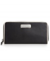 Get organized in the most elegant way with this luxe leather wallet from Calvin Klein. Crafted from supple leather and accented with signature detailing, it flaunts multiple pockets for effortless go-everywhere accessorizing.