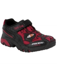 See the light. Even with these dark Darth Maul themed shoes from Stride Rite you'll be able to clearly see him when his shoes light up at every step. See the light. Even with these dark Darth Maul themed shoes from Stride Rite you'll be able to clearly see him when his shoes light up at every step.