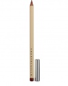 LIP DEFINER is the indispensable lip pencil for creating a perfect long-lasting mouth. Its water-resistant formula with emollient vitamin E offers a soft, matte and smudge-free look. 