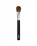 PINCEAU FARD À JOUESCustom-designed to provide women with proper tools for a faster, more professional makeup application. Each brush is designed with only the finest quality of hairs and a delicately weighted handle to provide the necessary balance for professional and precise makeup application. Brush Type: The precisely domed Blush Brush is perfect for depositing and blending blush pigments smoothly and effortlessly. Pony Hair, a bit less coarse than goat hair, is deemed the best hair for controlling dense pigments.