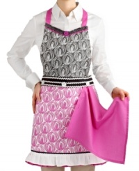 Keep your kitchen running! An extra durable cotton jacquard towel is always on hand (and hip) with 3 built-in buttons on both apron and towel for a chef's convenience. Keep your kitchen running! An extra durable cotton jacquard towel is always on hand (and hip) with 3 built-in buttons on both apron and towel for a chef's convenience.