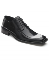 Complete a well-constructed look and lace up in these smooth moc toe oxford men's dress shoes from Kenneth Cole. Complete a well-constructed look and lace up in these smooth moc toe oxford men's dress shoes from Kenneth Cole.