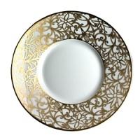 The very intricate design found on this pattern is directly inspired by the decorative motifs of the Rensaissance. This is evident on the metalwork and flatware pieces with engraved handles that were produced during that period in Toledo, Spain. This inspiration is picked up again in the plant-related theme of the design: leaves, vines and flowers interweave and form volutes, a characteristic ornamental motif of that period, created by spiraling scrolls and whorls.