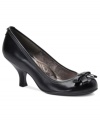 A pretty contrasting bow and curved kitten heel gives Sofft's Vivian pumps true ladylike appeal.