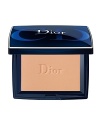 The 1st invisible pressed powder by Dior which refreshes makeup in an instant and remains imperceptible even after several touch-ups, for a fresh and matte complexion all day long. Its ultra-fine and transparent texture instantly blends with the foundation, perfecting the skin while remaining invisible, and extends foundation hold by 4 hours.*Highly carrying for the skin, Diorskin Forever Pressed Powder is enriched with a Hydrating Agent to offer extreme comfort all-day-long. The powder also acts as a protecting shield, preserving the skin from pollution and free radicals, even in the most unfriendly environments. The skin is nourished and protected, and the complexion remains flawless and radiant throughout the day.