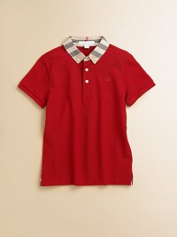 A woven wardrobe staple in crisp cotton with a button-down check collar, embroidered Burberry logo and check-trimmed, side-vented hem.Button-down collarShort sleevesButton-frontSide-vented, check-trimmed hemCottonMachine washImported Please note: Number of buttons may vary depending on size ordered. 