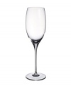 Elegance on a grand scale. This Allegorie Premium wine glass from Villeroy & Boch complements any table with a generously proportioned, thoroughly graceful silhouette for Riesling wines.