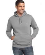 Your go-to look from your go-to brand. Relax in the solid construction of this pullover hoodie from Nike.
