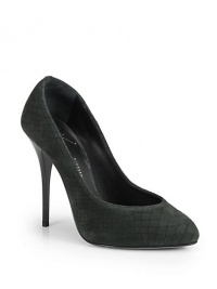 THE LOOKAlmond toePadded insoleLeather heel 4½ (115mm)THE MATERIALSnakeskin-embossed leather upperLeather lining and soleORIGINMade in Italy THE LOOKAlmond toePadded insoleLeather heel 4½ (115mm)THE MATERIALSnakeskin-embossed leather upperLeather lining and soleORIGINMade in Italy