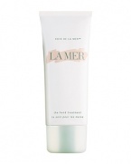 La Mer The Hand Treatment soothes, resurfaces and protects even the driest hands. La Mer's smart seaweeds within this silky formulation intuitively attract moisture, creating an emollient barrier to prevent dehydration and cushion the skin. An exclusive Skin Lightening Complex improves skin tone and clarity, revealing a profoundly healthier appearance. Magnetized water with marine and vitamin-derived ingredients helps reduce feelings of fatigue. The Hand Treatment improves skin's overall condition, encouraging the hands to look younger, feel softer and smoother to the touch.