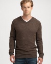 Make an impressive style statement, with this luxuriously soft v-neck pullover of wool and linen, that lends a laid-back, sophistication to your casual wear.V-neck85% wool/15% linenHand washImported