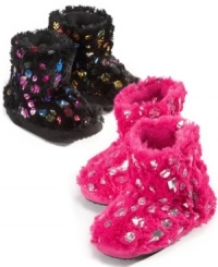 Adorable booties to keep her feet warm by Monster High. Adorable booties to keep her feet warm by Monster High.