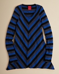Distinct chevron stripes evolve into horizontal stripes at the back panel of Ella Moss' lovely long scoop neck tunic. Distinct chevron stripes evolve into horizontal stripes at the back panel of Ella Moss' lovely long scoop neck tunic.