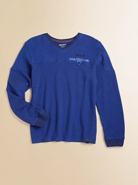 An essential long-sleeved V-neck tee is ultra-cool with a slit pocket in slub cotton.V-neckLong sleevesPullover styleCottonMachine washImported An essential long-sleeved V-neck tee is ultra-cool with a slit pocket in slub cotton.V-neckLong sleevesPullover styleCottonMachine washImported