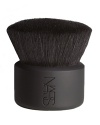 PINCEAU ARTISANAL KABUKIPINCEAU BOTAN (FORME DE DÔME)Modern concept and function unite with traditional Japanese culture, creating unique and versatile brush designs. Featuring super black goat hair known for its softness and strength, Kabuki Artisan brushes are designed for a variety of uses including color application, blending, contouring and highlighting. Brush Type: Super black goat hair in a large, dense dome shape perfect for loose powder application, buffing and blending.