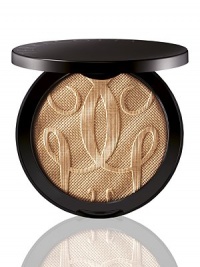 Metallic radiant powder and sun catcher for face and body. A powder enriched with gold mother-of-pearl that captures and reflects light for a golden, luminous finish. Textured to mimic the sun's rays, Terracotta Sun in the City is available in one universal shade to highlight and warm up all skin tones. Metallic radiant powder and sun catcher for face and body. A powder enriched with gold mother-of-pearl that captures and reflects light for a golden, luminous finish. Textured to mimic the sun's rays, Terracotta Sun in the City is available in one universal shade to highlight and warm up all skin tones.