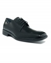 Flawless attention to detail and durable modern comfort make these bike toe oxford men's dress shoes from Calvin Klein a great choice for a modern guy.