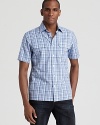 The calm plaid pattern on this double-pocket button-down puts you at ease in your casual cool look.