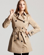 An absolute essential in the modern woman's collection of timeless staples, this endlessly iconic Burberry trench is a trustworthy investment piece.