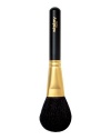 Thanks to the unique shape and precise size of its bristles, this luxurious brush lets you apply makeup quickly and flawlessly to your entire face. Its very soft, fine and ultra-supple natural bristles offer an easy and light application of loose powder. Enjoy creating an array of makeup looks, from the most natural to the most sohisticated! 