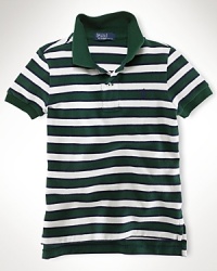 The timelessly preppy short-sleeved polo shirt in striped cotton mesh. The timelessly preppy short-sleeved polo shirt in striped cotton mesh.