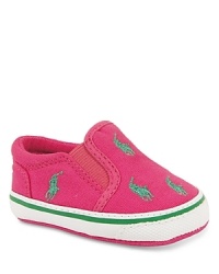 Classic skater slip on shoe for your little gal, with embroidered logo detail and side gore closure Classic skater slip on shoe for your little gal, with embroidered logo detail and side gore closure
