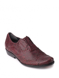 THE LOOKOval cap toeSlip-on with lace-up silhouette (no laces)Mock snakeskin textureOxford seam detailsTHE FITHeel 1 (25mm)THE MATERIALLeather upperLeather lining and sole Padded insoleORIGINImported THE LOOKOval cap toeSlip-on with lace-up silhouette (no laces)Mock snakeskin textureOxford seam detailsTHE FITHeel 1 (25mm)THE MATERIALLeather upperLeather lining and sole Padded insoleORIGINImported
