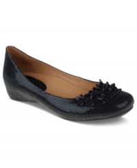 Dive into the details of the Valla flats by Earthies. Rippling detail keeps the vamp interesting, while the cupped heel and cradled toe area, anatomical arch and a contoured footbed adds support and comfort. Dive into the details of the Valla flats by Earthies. Rippling detail keeps the vamp interesting, while the cupped heel and cradled toe area, anatomical arch and a contoured footbed adds support and comfort.