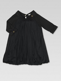 A beautifully pleated frock with three-quarter sleeves and interlocking G detail.Collar neckline with GG detailThree-quarter cuffed sleeves with buttonsBack keyhole buttonPleated bodice50% viscose/50% polyesterDry cleanMade in Italy A beautifully pleated frock with three-quarter sleeves and interlocking G detail.Collar neckline with GG detailThree-quarter cuffed sleeves with buttonsBack keyhole buttonPleated bodice50% viscose/50% polyesterDry cleanMade in Italy