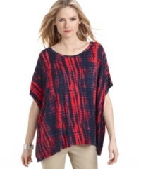 In a relaxed shape, this MICHAEL Michael Kors printed top adds a bit of boho to weekend city-chic!