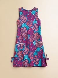 A vibrant floral print meets a classic cotton shift with lace-trimmed patch pockets and bows for a look blooming with style.JewelneckSleevelessBack zipperPatch pocketsSide vents with bowsFully linedCottonMachine washImported A vibrant floral print meets a classic cotton shift with lace-trimmed patch pockets and bows for a look blooming with style.JewelneckSleevelessBack zipperPatch pocketsSide vents with bowsFully linedCottonMachine washImported