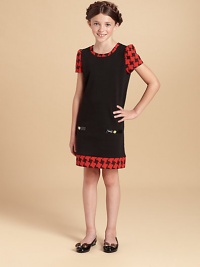 With a houndstooth pattern at the collar, sleeves and hem, this stunning shift dress gives the illusion of two pretty pieces.Scoop neckBack button closureShort puffed sleevesFront welt pocketsFully lined54% polyester/46% cottonMachine washImported With a houndstooth pattern at the collar, sleeves and hem, this stunning shift dress gives the illusion of two pretty pieces.Scoop neckBack button closureShort puffed sleevesFront welt pocketsFully lined54% polyester/46% cottonMachine washImported