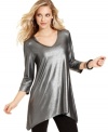 Turn up the shine in Cha Cha Vente's metallic tunic, complete with an asymmetrical hem. It pairs perfectly with leggings or skinny jeans in basic black.