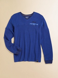 An essential long-sleeved V-neck tee is ultra-cool with a slit pocket in slub cotton.V-neckLong sleevesPullover styleCottonMachine washImported An essential long-sleeved V-neck tee is ultra-cool with a slit pocket in slub cotton.V-neckLong sleevesPullover styleCottonMachine washImported