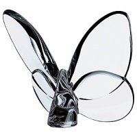 Whether as a place setting, a gift or a decorative item, the charming crystal lucky butterfly emanates a sense of happiness and hope. Whether as a place setting, a gift or a decorative item, the charming crystal lucky butterfly emanates a sense of happiness and hope.