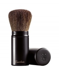 Inspired by the brushes used by traditional Japanese theater actors, this retractable Kabuki brush makes it possible to crush and perfectly smooth the bronzing pigments over the skin for a seamlessly even and luminous result. In its incredibly chic black matte metal case, you will find the perfect bristle density brush for applying just the right amount of Terracotta bronzing powder. It guarantees flawless, streak-free color. Inspired by the brushes used by traditional Japanese theater actors, this retractable Kabuki brush makes it possible to crush and perfectly smooth the bronzing pigments over the skin for a seamlessly even and luminous result. In its incredibly chic black matte metal case, you will find the perfect bristle density brush for applying just the right amount of Terracotta bronzing powder. It guarantees flawless, streak-free color.
