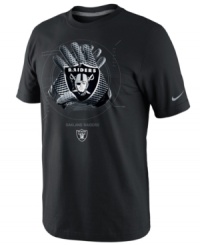 Have a hand in pumping up support for your favorite football team with this Oakland Raiders NFL t-shirt from Nike. Have a hand in pumping up support for your favorite football team with this Oakland Raiders NFL t-shirt from Nike.