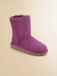 Twin-faced sheepskin keeps feet warm, dry and right in style all winter long. Sheepskin sock wicks away moisture Molded EVA sole is light and flexible Logo tab on heel Twin-faced sheepskin keeps feet warm, dry and right in style all winter long. Sheepskin sock wicks away moisture Molded EVA sole is light and flexible Logo tab on heel