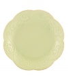 With fanciful beading and a feminine edge, the Lenox French Perle dessert plates have an irresistibly old-fashioned sensibility. Hardwearing stoneware is dishwasher safe and, in a soft pistachio hue with antiqued trim, a graceful addition to any meal.