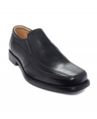 The tonal stitching on this pair of men's dress shoes adds a sleek touch to these smooth bike toe loafers for men from Bostonian, making them the perfect foundation for any buttoned up look. The tonal stitching on this pair of men's dress shoes adds a sleek touch to these smooth bike toe loafers for men from Bostonian, making them the perfect foundation for any buttoned up look.