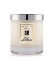 Inspired by a stay at a hotel in Bel-Air, this pure scent has a heart of orange blossom that blends with clementine leaves and water lily. Infuses any room with an evocative scent that lasts for hours. Burn time, approx. 35 hours. Lid included. 