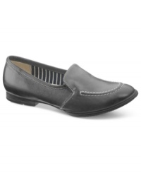 Retro style. Hust Puppies' Vintage flats update the silhouette with contrasting stitching detail around the vamp. Retro style. Hust Puppies' Vintage flats update the silhouette with contrasting stitching detail around the vamp.