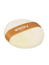 This ultra-luxurious puff, made of exceptionally soft velvet, gives a natural, even finish to face make-up. This ultra-luxurious puff, made of exceptionally soft velvet, gives a natural, even finish to face make-up.