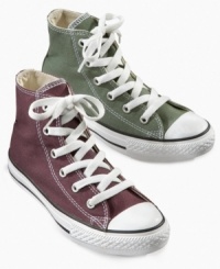 Classic hi-top design on these Converse sneakers make them perfect kicks for your kids' feet. Classic hi-top design on these Converse sneakers make them perfect kicks for your kids' feet.